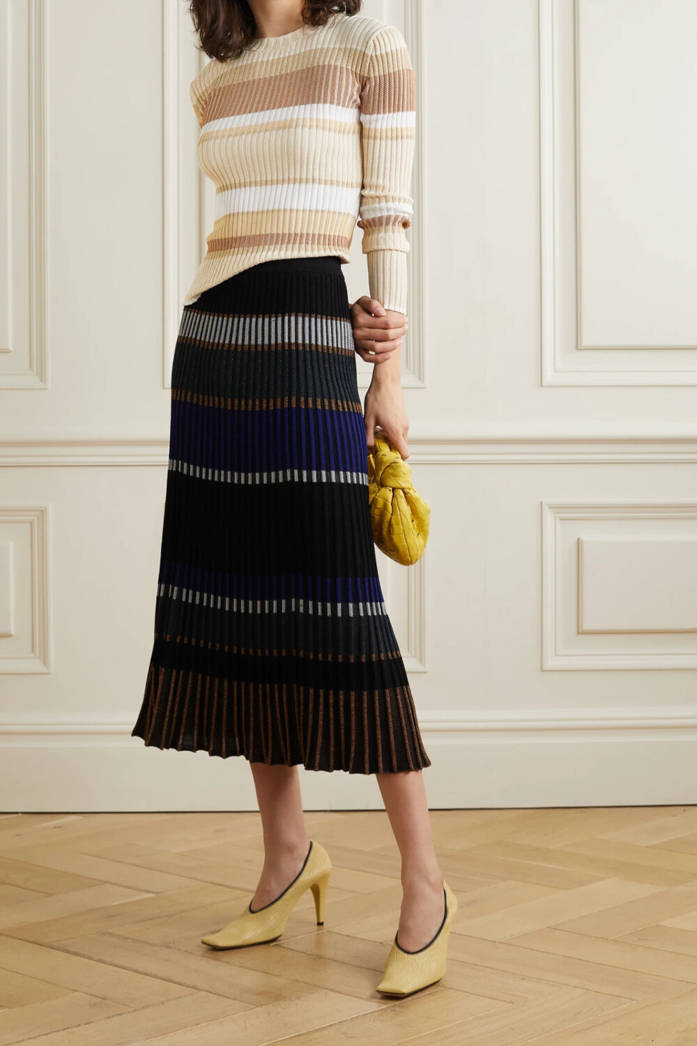 Proenza Schouler 这款毛衣铺满淡雅的同色系条纹，可与各色单品和谐互衬。它以柔软灵活的罗纹针织面料制成，织有闪耀的金属感纱线，修身版型可强调出优美曲线。建议搭配同品牌半身裙。