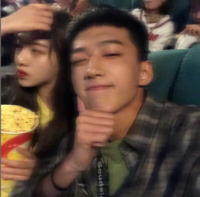 来一组小众情侣头像
小众/情侣/真人/头像
礼貌抱图