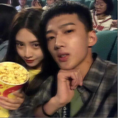 来一组小众情侣头像
小众/情侣/真人/头像
礼貌抱图