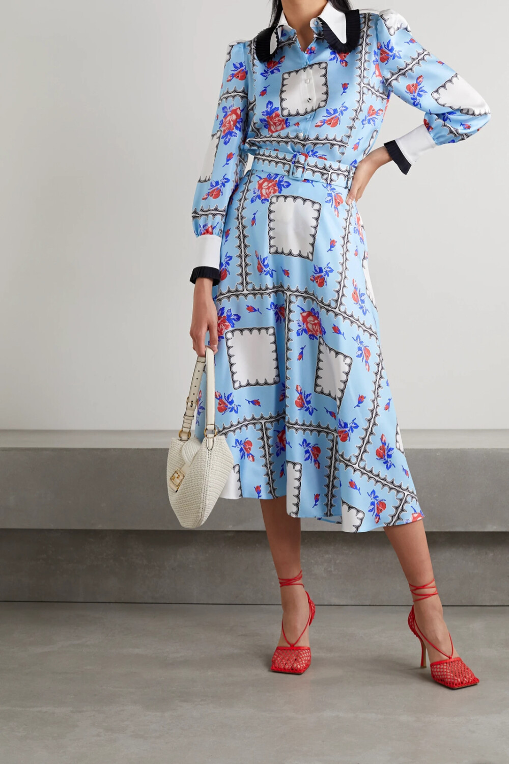 Rodarte 这款中长半身裙以飘逸的真丝斜纹布精心裁成，优雅的 A 字柔褶裙身富于流动美感，绘画风花朵的灵感源自创始人姐妹花 Kate 和 Laura Mulleavyis 的自家花园。不妨和配套女衫同穿，打造品牌 2021 春夏展示会的同款造型。