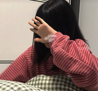 人们讨论着自由，话里全是枷锁/女头