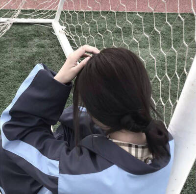 人们讨论着自由，话里全是枷锁/女头