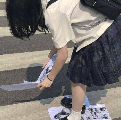 人们讨论着自由，话里全是枷锁/女头