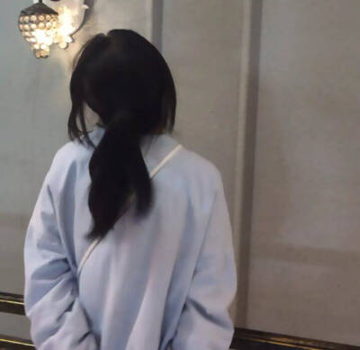 人们讨论着自由，话里全是枷锁/女头