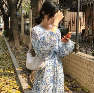 人们讨论着自由，话里全是枷锁/女头