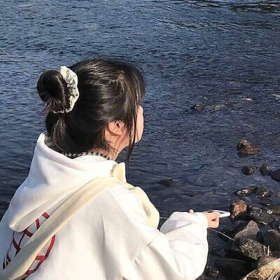 人们讨论着自由，话里全是枷锁/女头