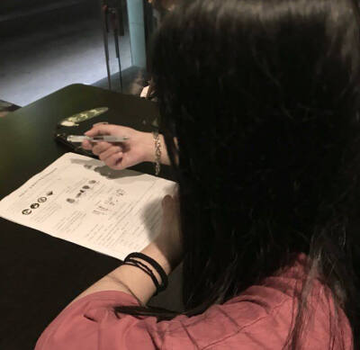 人们讨论着自由，话里全是枷锁/女头