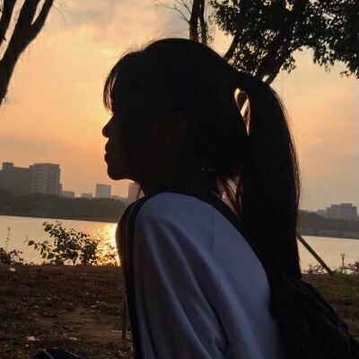 人们讨论着自由，话里全是枷锁/女头