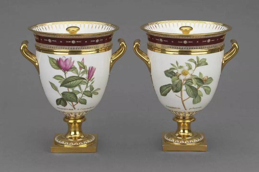 这套塞弗尔出品的冰激凌桶（Ice-cream Cooler）上的花卉图案正是出自雷杜德的植物图谱，科普与观赏功能两不误。这套曾属于马尔梅松的餐具现藏于波士顿艺术博物馆。