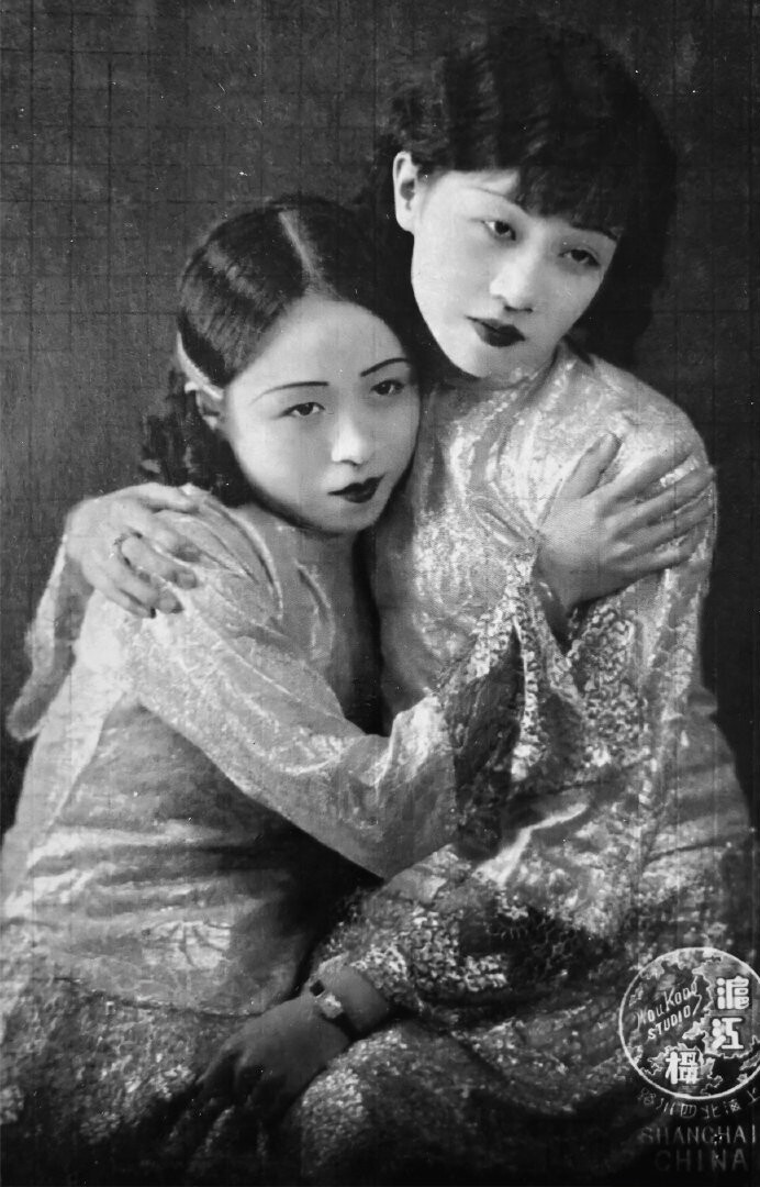1930年，沪江摄
阮玲玉（右）与梁赛珍（左）的合影
