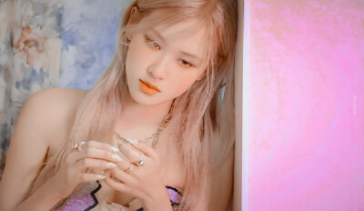 ROSÉ | 墨欣冉
“玫瑰什么时候才能为我绽放啊”