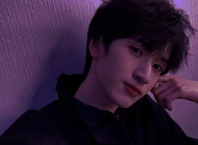 后来笨手笨脚的小孩也决定一个人走了.严浩翔