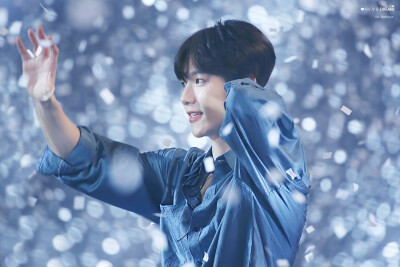 边伯贤 图cr：logo/网络 侵删