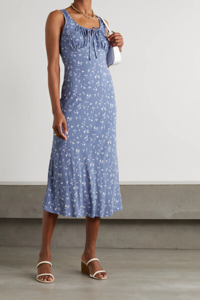 Reformation 这款 “Lauryl” 连衣裙可谓闲适夏日的清新之选。它裁自轻盈的环生纤™绉纱，印有品牌精致的 “Forget Me Not” 花卉图案，衣身的缩褶系带凸显出宽松又不掩身形曲线的迷人廓形。