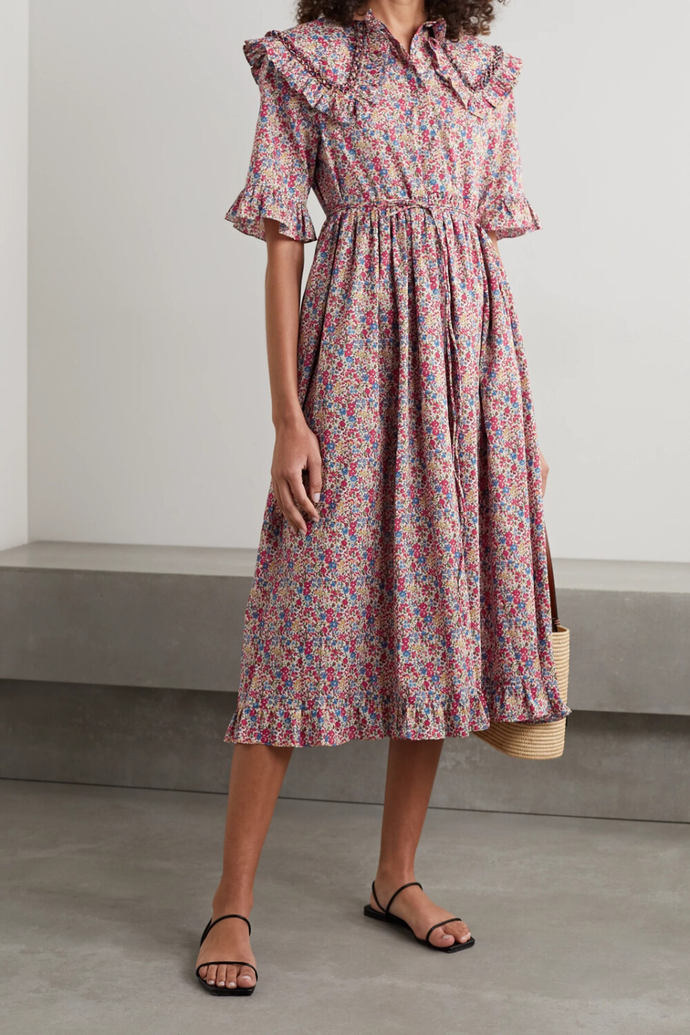 Horror Vacui 的设计柔美动人，值得入手。这一本网站独家款 “Martha” 中长连衣裙裁自轻盈的纯棉府绸，印有小巧花朵图案，衣领宽大且带有别致的木耳边。建议搭配绑带式凉鞋和手提包。