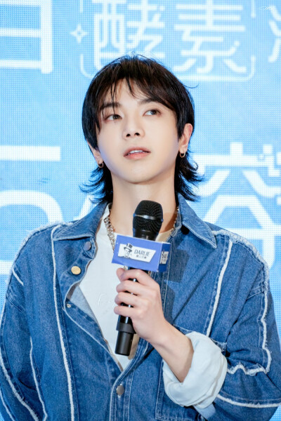 华晨宇 210511 黑人牙膏亚太地区代言