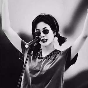 Style. Faye Wong / 90s的王菲，天生衣架子。舞台造型上，Ann Demeulemeester, Maison Martin Margiela, Helmut Lang这些先锋品牌完全是“人穿衣”的高度贴合。