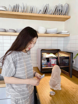 Celeb. 郑丽媛 / 
一直没有刻意地寻求少女感，反倒身上轻松的模样让人感觉不到年岁的存在。