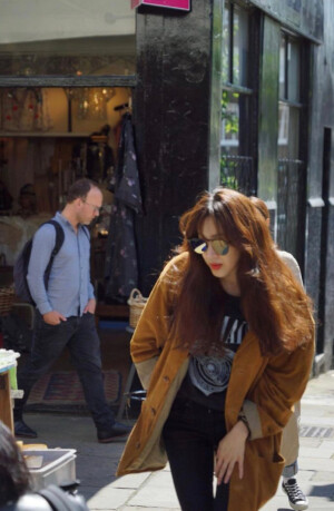 Celeb. 郑丽媛 / 
一直没有刻意地寻求少女感，反倒身上轻松的模样让人感觉不到年岁的存在。