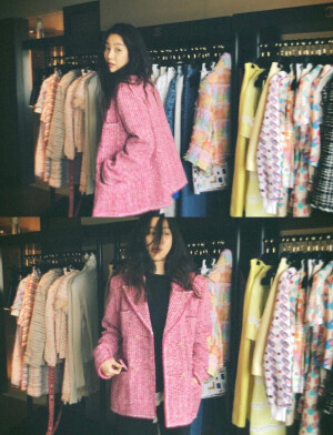 Celeb. 郑丽媛 / 
一直没有刻意地寻求少女感，反倒身上轻松的模样让人感觉不到年岁的存在。