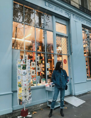 Celeb. 郑丽媛 / 
一直没有刻意地寻求少女感，反倒身上轻松的模样让人感觉不到年岁的存在。