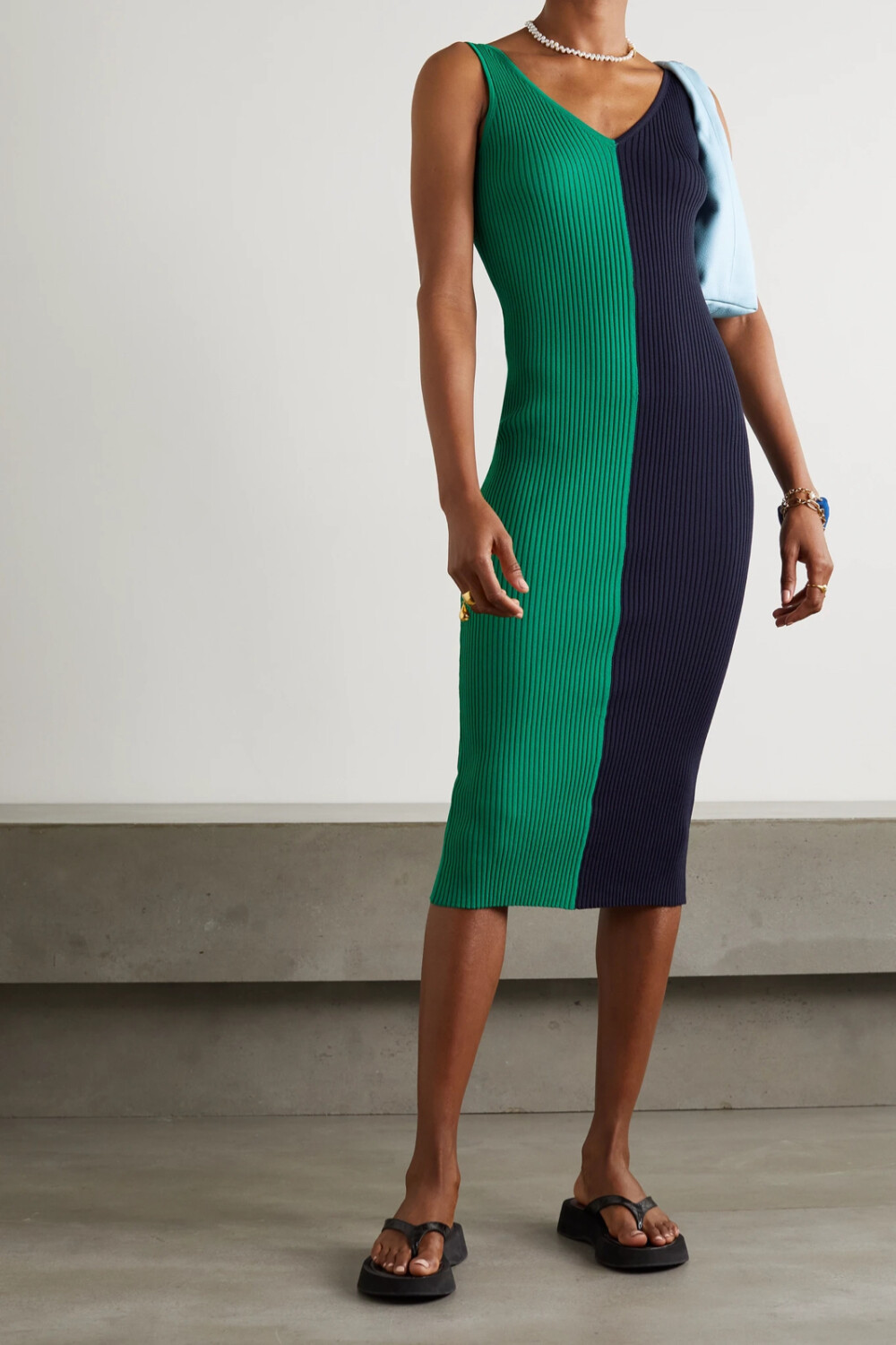 STAUD 这款 “Dana” 修身连衣裙以罗纹针织面料制成，呈现出海军蓝和绿色拼色效果，优雅 V 领还能凸显你迷人的锁骨线条。不妨根据需要，为它搭配平底凉鞋或运动鞋。