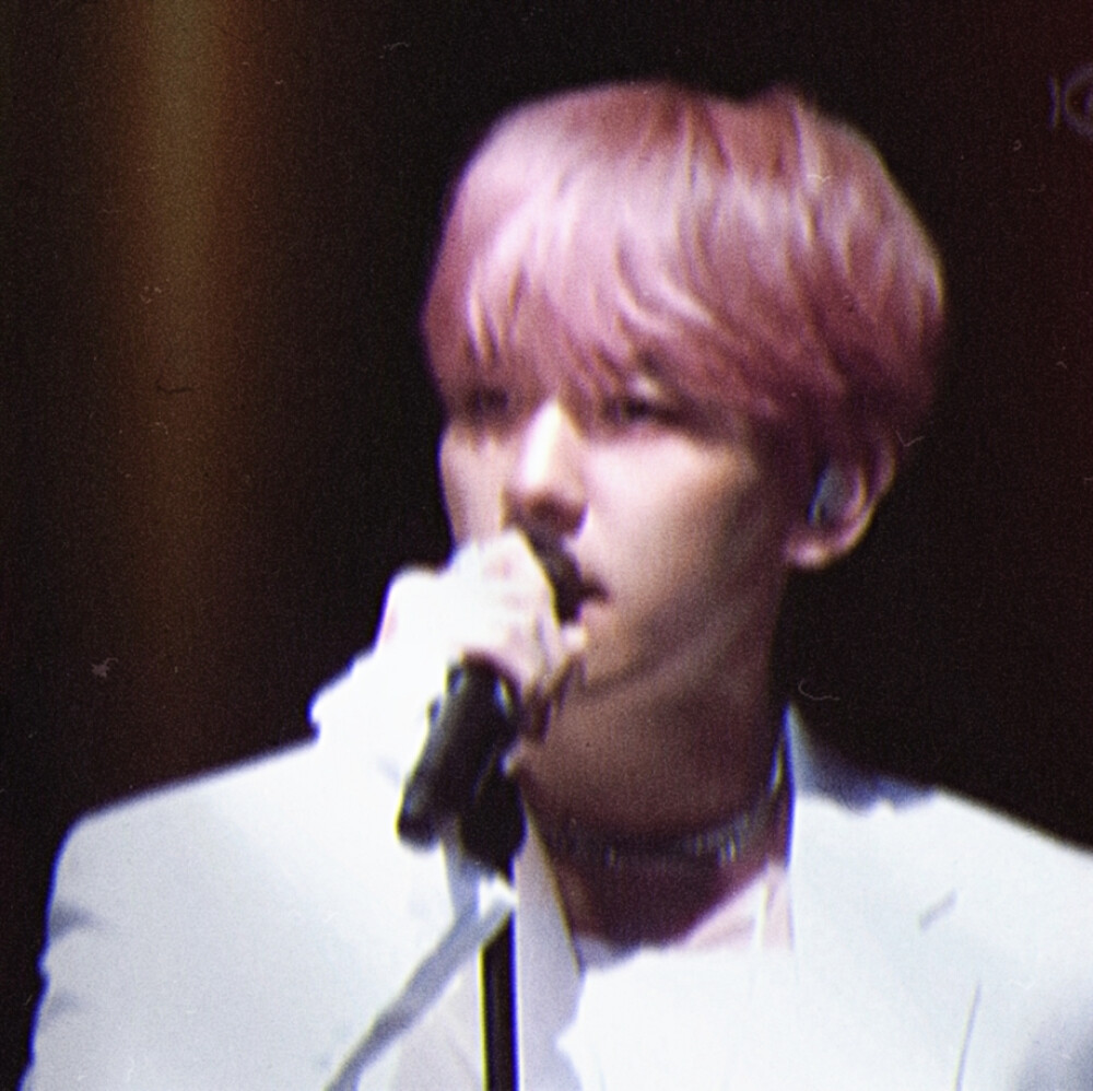 別假裝深情-BAEK HYUN
我从未否认 我想要更多名气钞票
但不意味我愿意为此丢弃我骄傲
难道狮子为了食物会去跟狗爬
狮子只会吃了狗我只会伸手拿