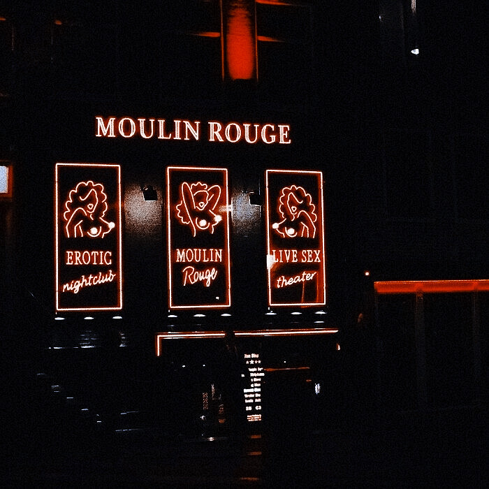 別假裝深情-BAEK HYUN
我从未否认 我想要更多名气钞票
但不意味我愿意为此丢弃我骄傲
难道狮子为了食物会去跟狗爬
狮子只会吃了狗我只会伸手拿