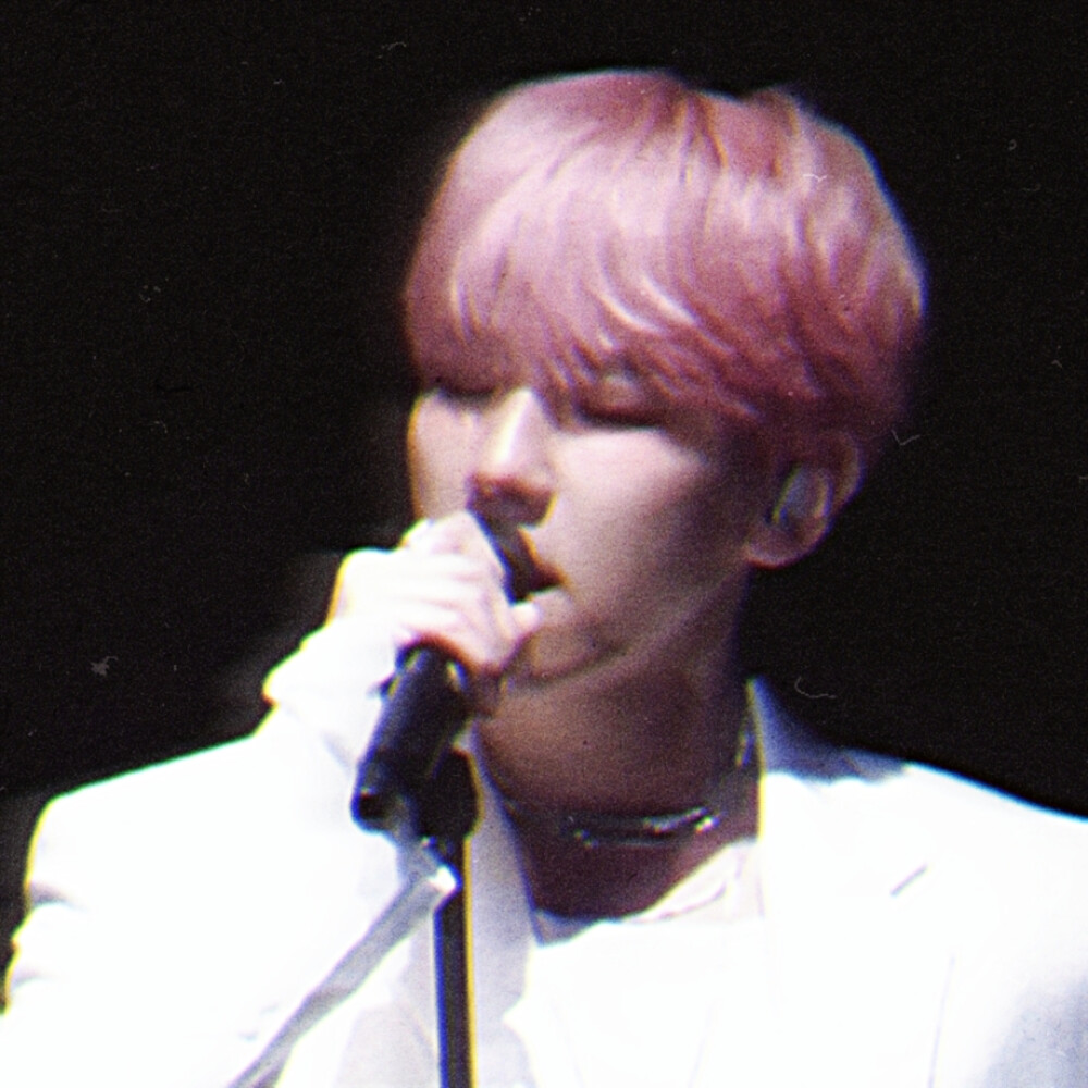 別假裝深情-BAEK HYUN
我从未否认 我想要更多名气钞票
但不意味我愿意为此丢弃我骄傲
难道狮子为了食物会去跟狗爬
狮子只会吃了狗我只会伸手拿