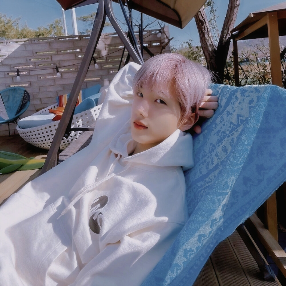 “你知道彼岸花的花语是什么吗？”
“是相互思念彼此哦，我想你了....你呢？”
拿图点赞收藏.
（hg那边的彼岸花话语是相互思念的意思，我也不知道准不准确，我查百度的 .）