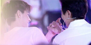 所有人声鼎沸的欢喜里，我唯独望向你