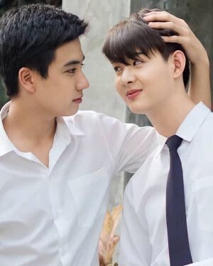 所有人声鼎沸的欢喜里，我唯独望向你