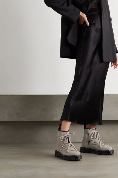 当设计师 Rick Owens 受邀为 Dr. Martens 经典的 “1460” 短靴换上新颜，他便立刻联想到用自己在洛杉矶的童年回忆，将之作为灵感源点。这款踝靴采用浅灰褐色绒面革制成，马丁靴标志性的纤长绑带在正面勾勒出别致图…