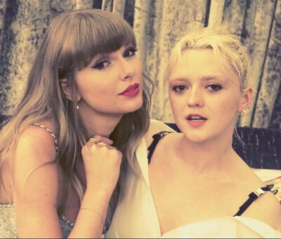 Taylor Swift & Maisie Williams - The BRIT Awards 2021 后台合照