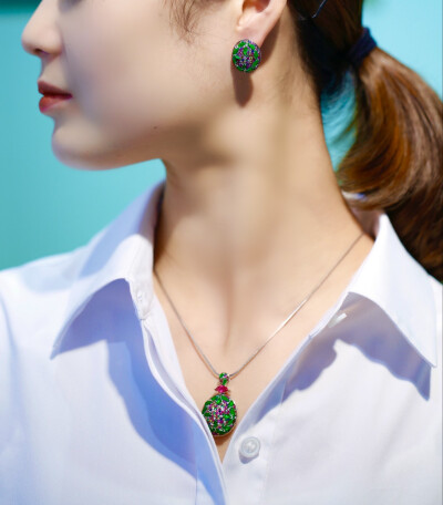 珠宝、设计感 翡翠 风格