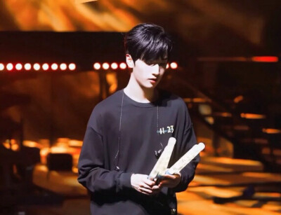 冬藏万物，神明未醒，总有重逢是人间赠与，陌上花开，可缓缓归矣。严浩翔