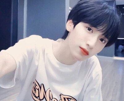 冬藏万物，神明未醒，总有重逢是人间赠与，陌上花开，可缓缓归矣。严浩翔