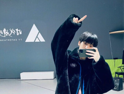 冬藏万物，神明未醒，总有重逢是人间赠与，陌上花开，可缓缓归矣。严浩翔