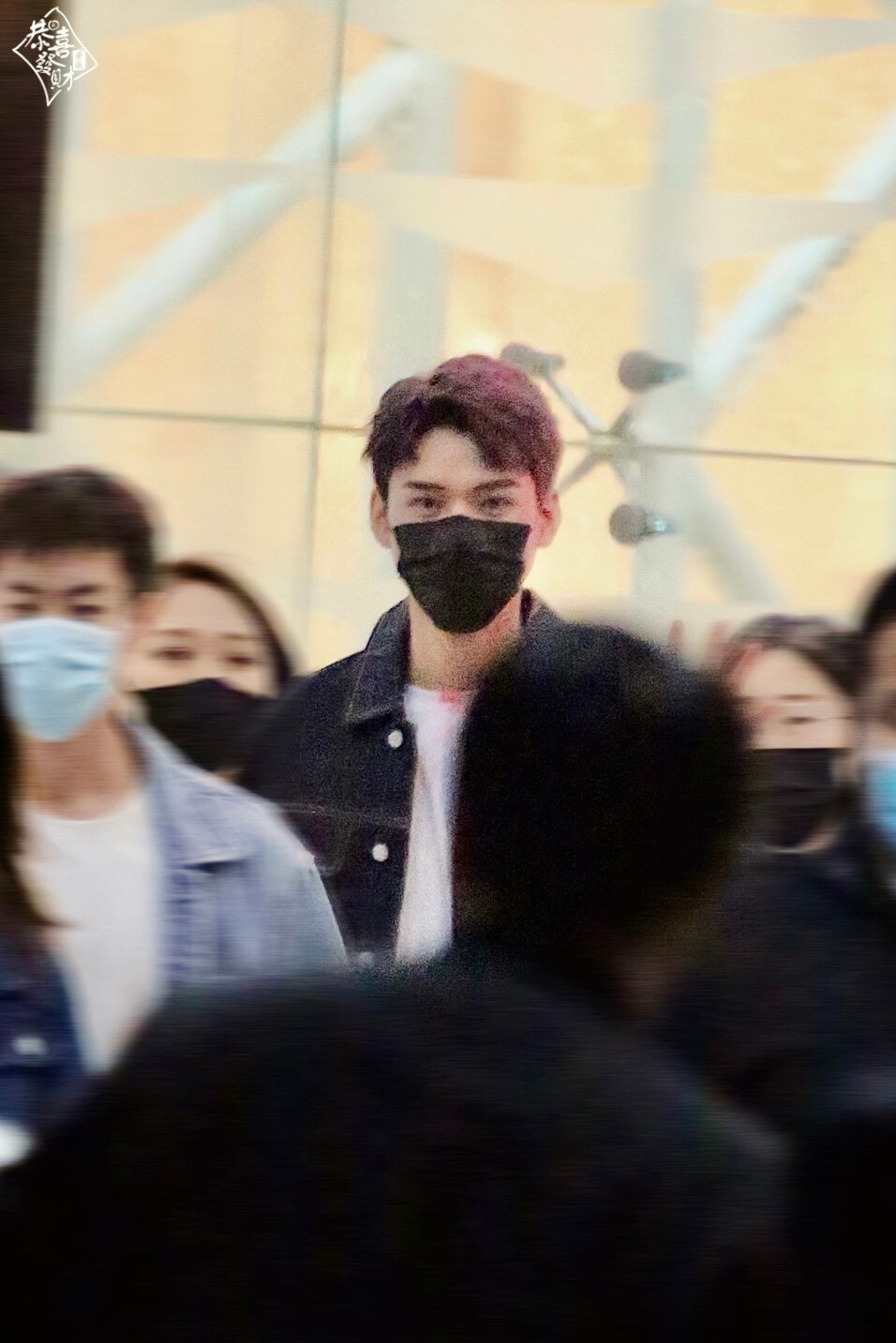 龚俊 cr：休戚与·龚俊
『俊俊幼稚园放学啦~』