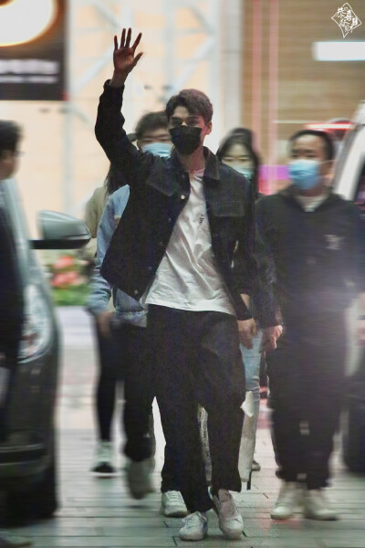 龚俊 cr：休戚与·龚俊
『俊俊幼稚园放学啦~』