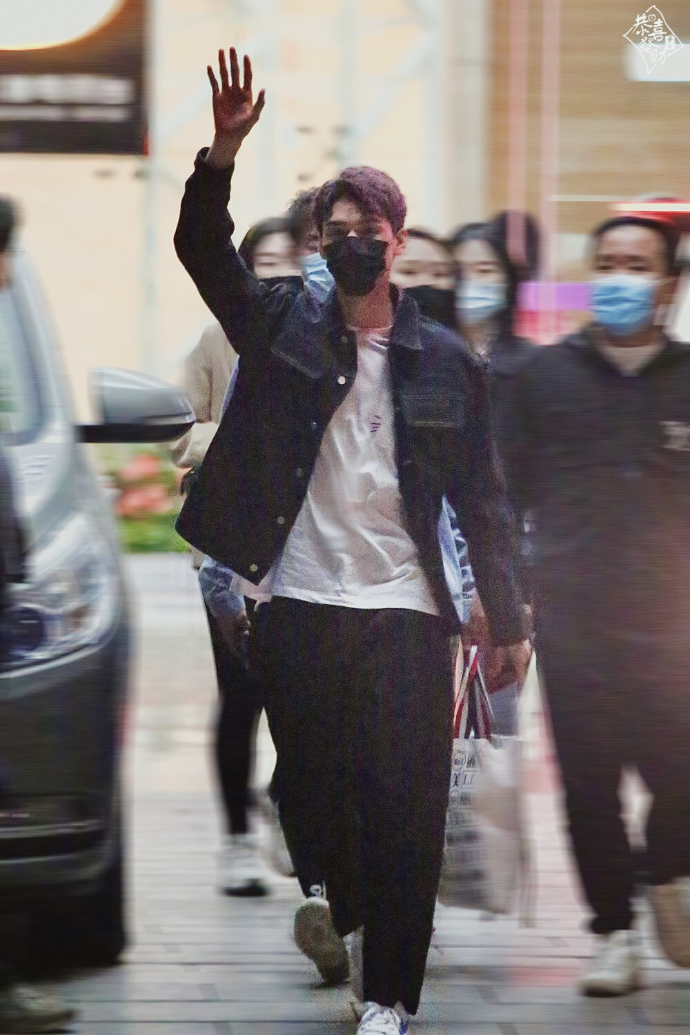 龚俊 cr：休戚与·龚俊
『俊俊幼稚园放学啦~』