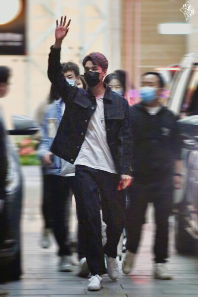 龚俊 cr：休戚与·龚俊
『俊俊幼稚园放学啦~』