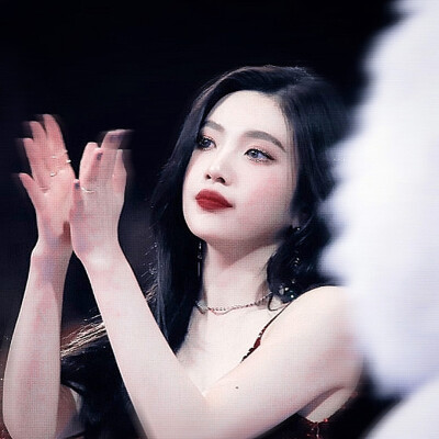 “我在光的尽头看到了你.”
背景图dt戚临
rc:Pumpkin960903
禁aⅡ，当头像说一声