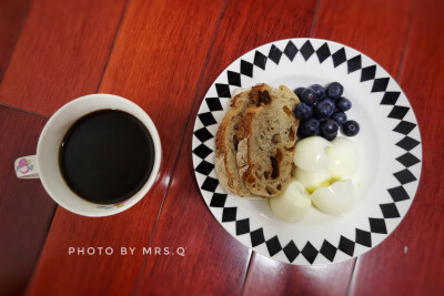 2021.5.16早餐⛈️
鹰嘴豆硬欧+水煮蛋白+蓝莓+无糖黑咖啡
PS:国家宣传半年，不如李某半天，哈哈