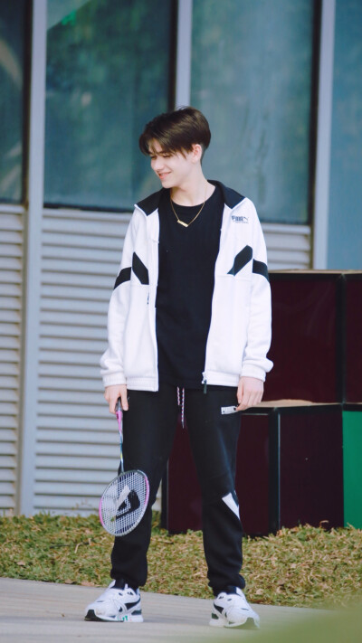 庆怜 caelan 在打羽毛球的少年