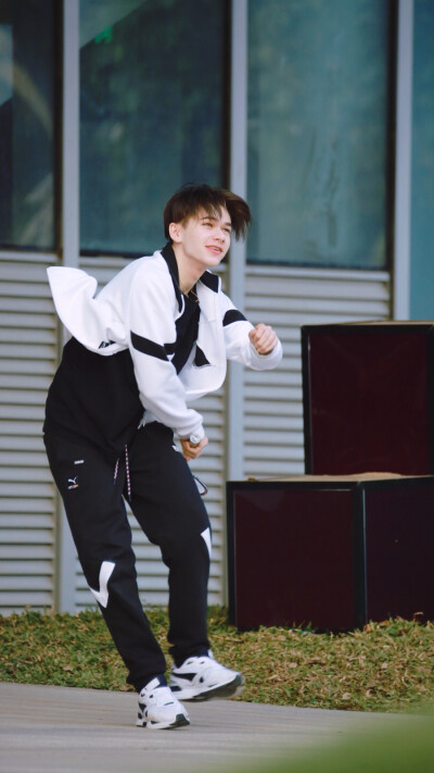 庆怜 caelan 在打羽毛球的少年