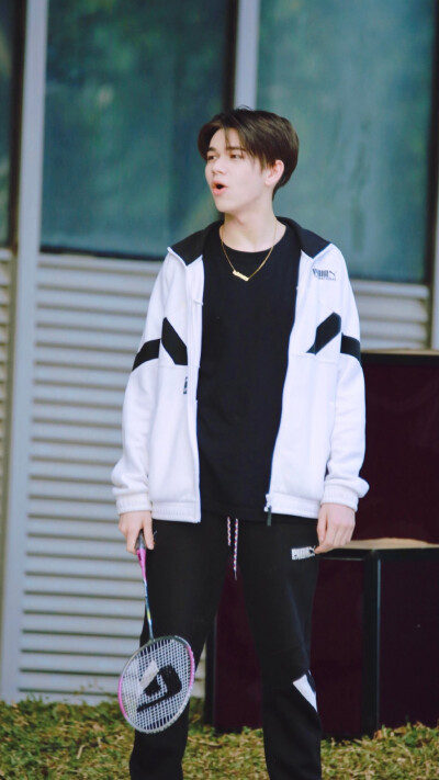 庆怜 caelan 在打羽毛球的少年