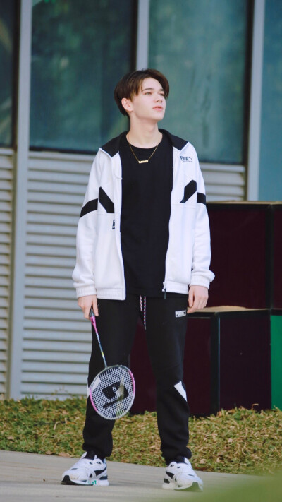 庆怜 caelan 在打羽毛球的少年