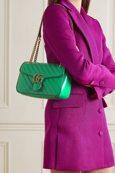 Gucci 这款 “GG Marmont 2.0” 单肩包诞生于意大利，采用柔软皮革制成，铺满品牌标志性的 V 字绗缝纹理。经典的 “GG” Logo 因搪瓷材质的运用而更显清亮色雅，包内的拉链口袋便于稳妥收纳小物。不妨调整链条肩带，…