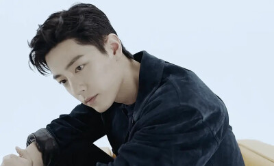 肖战成为@TODS 品牌代言人。与肖战一起走入TOD'S的风格“视界”，徜徉在隽永悠然的意式风情中。